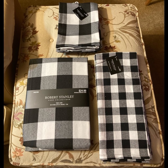 Robert Stanley Other - Bundle Robert Stanley Home Collection Table Cloth, Dinner Napkins & Dish Towels